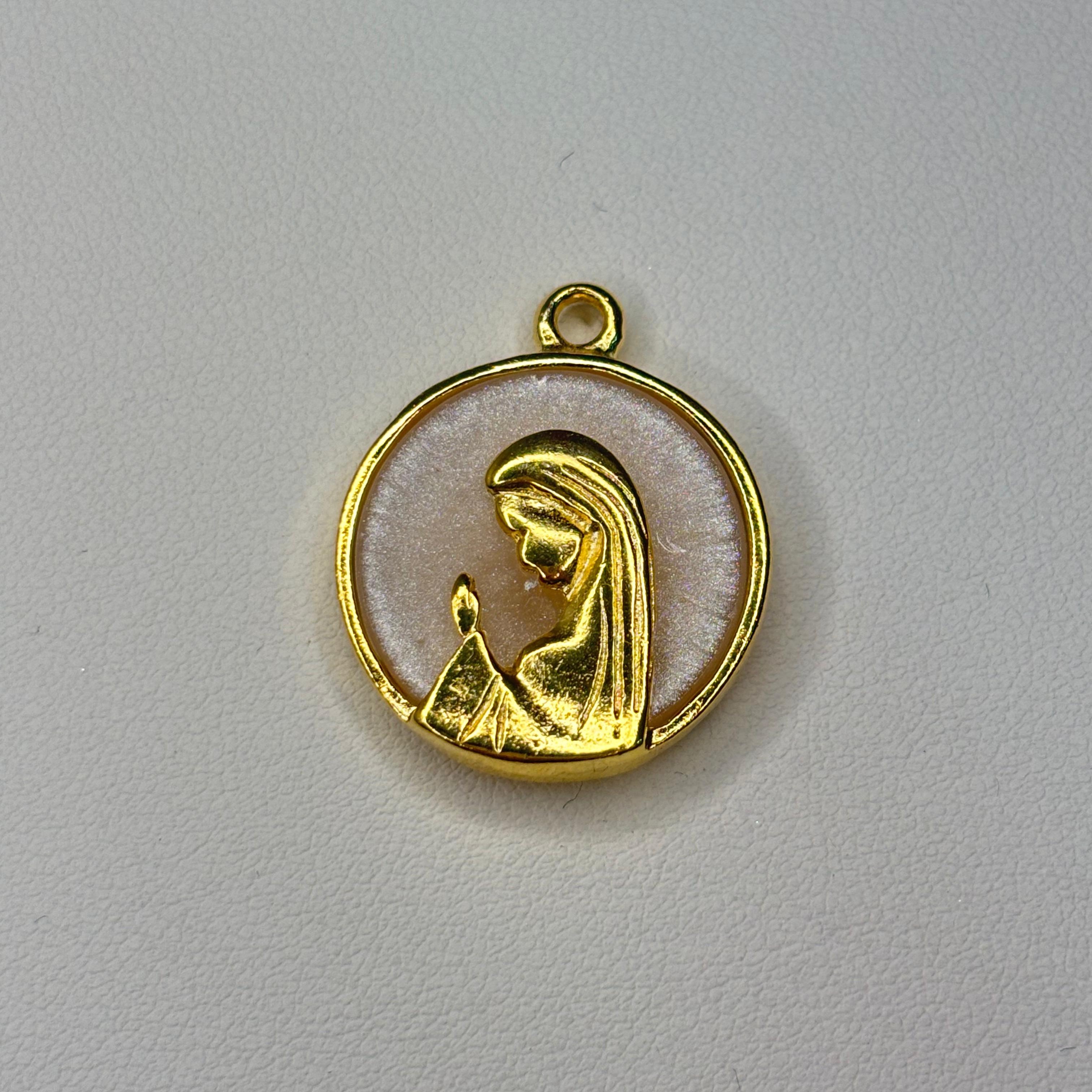 Colgante Virgen niña fondo nácar grande - Bañado en oro
