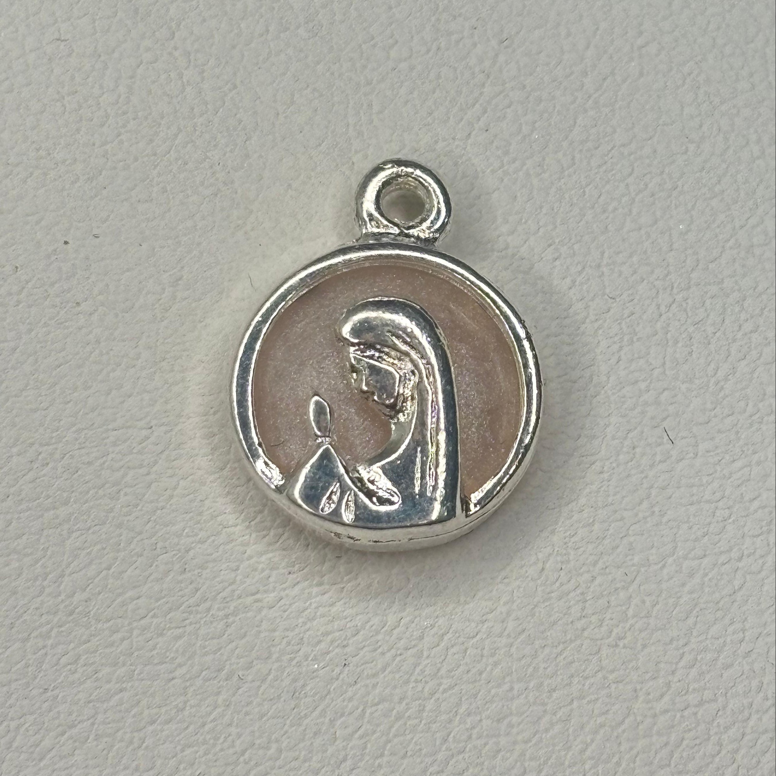 Colgante Virgen niña fondo nácar grande - Bañado en plata