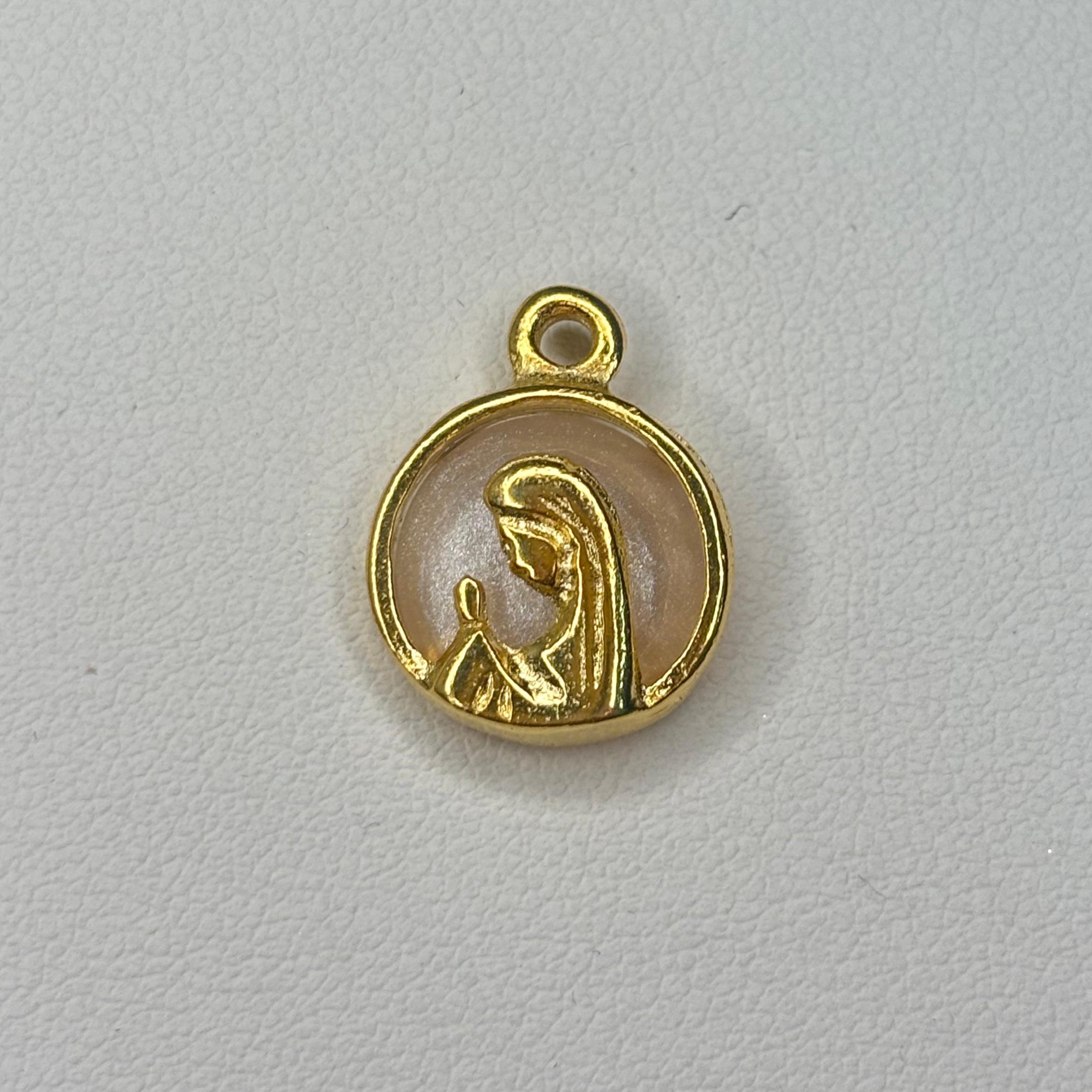 Colgante Virgen niña fondo nácar pequeña - Bañado en oro