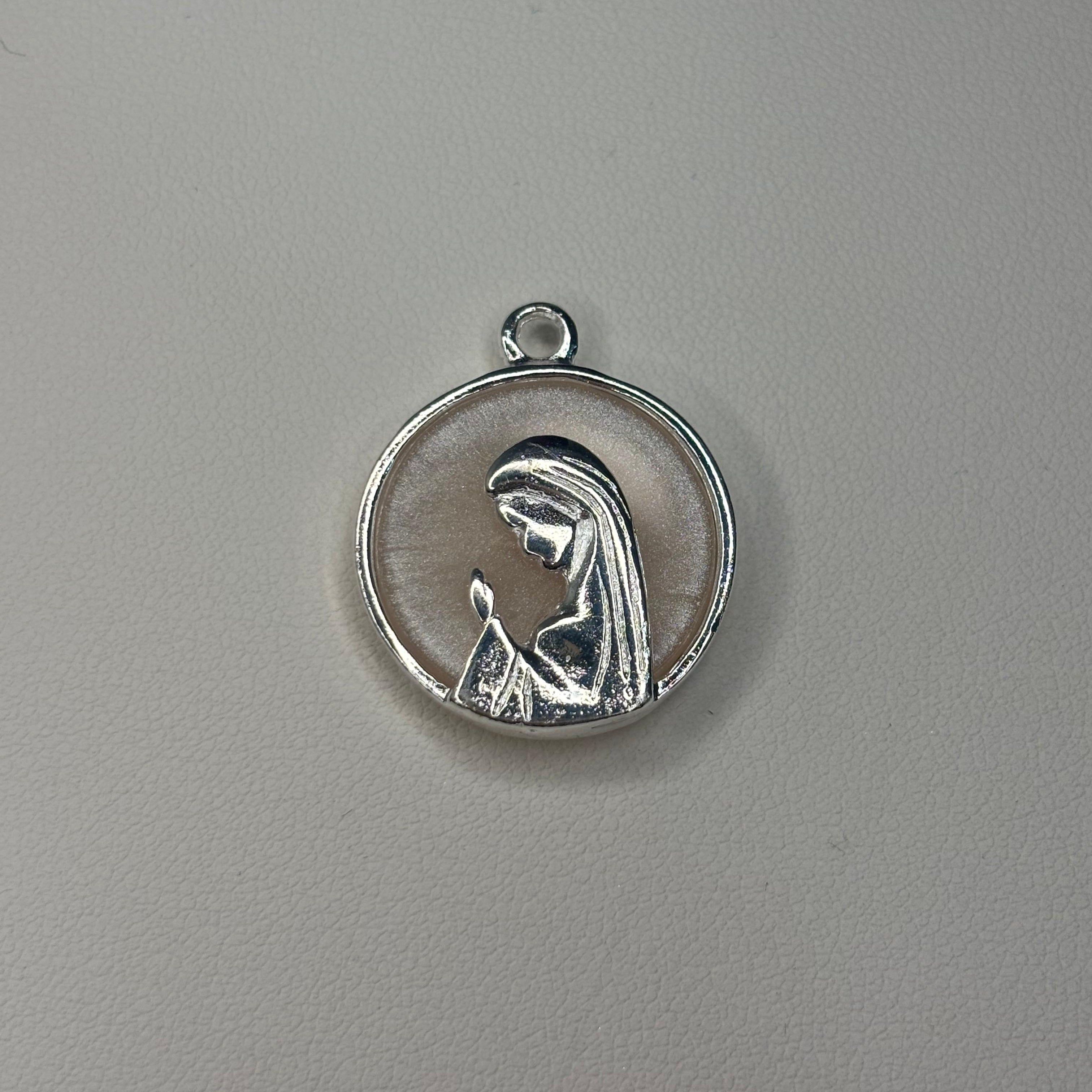 Colgante Virgen niña fondo nácar pequeña - Bañado en plata