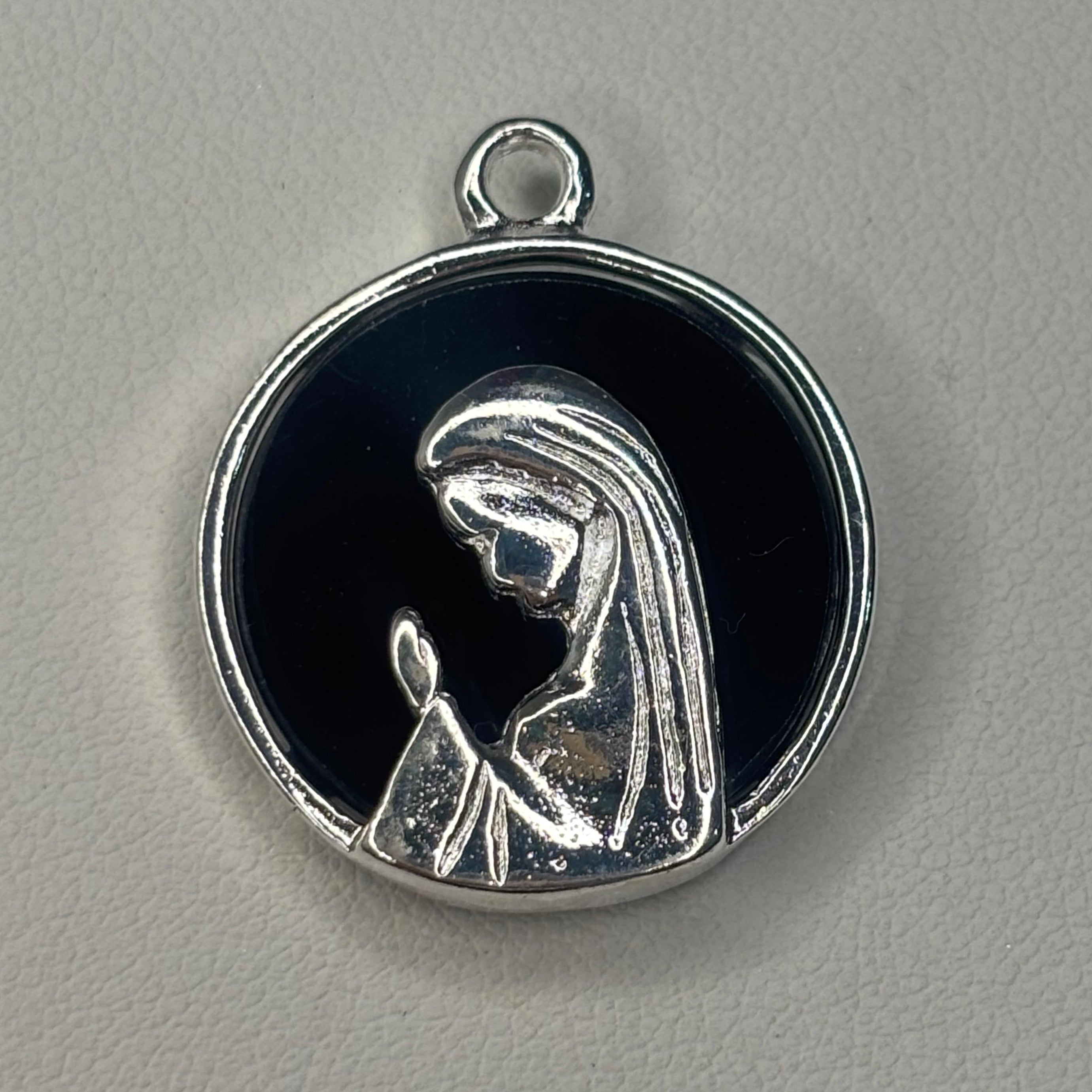 Colgante Virgen niña fondo negro grande - Bañado en plata