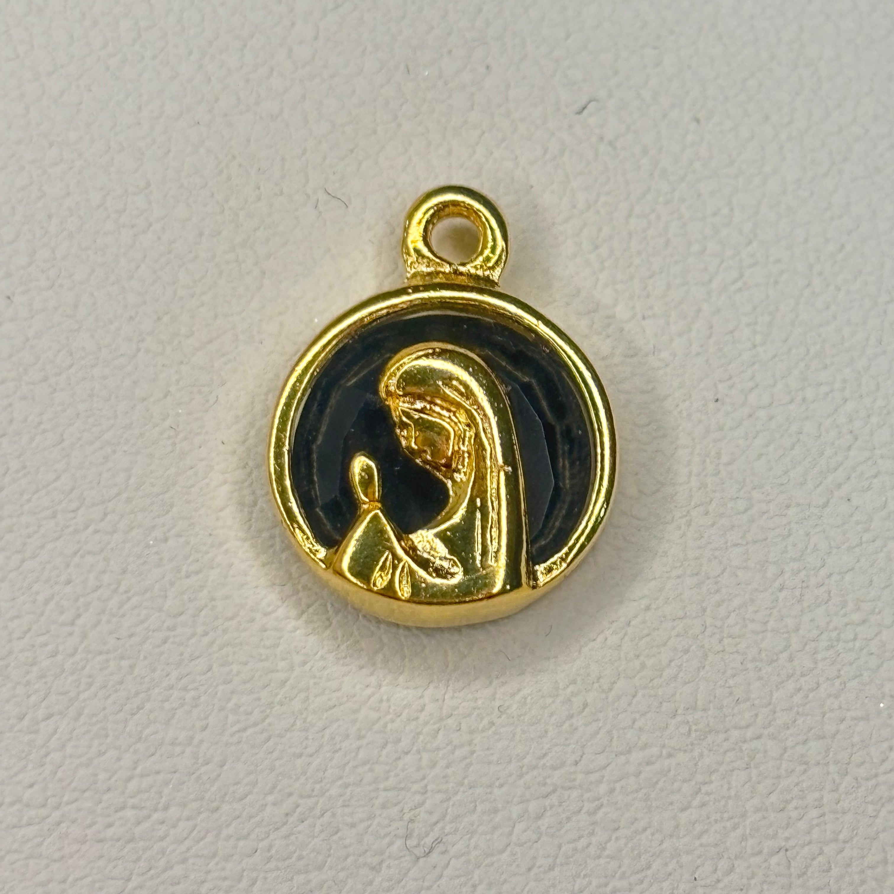 Colgante Virgen niña fondo negro pequeña - Bañado en oro