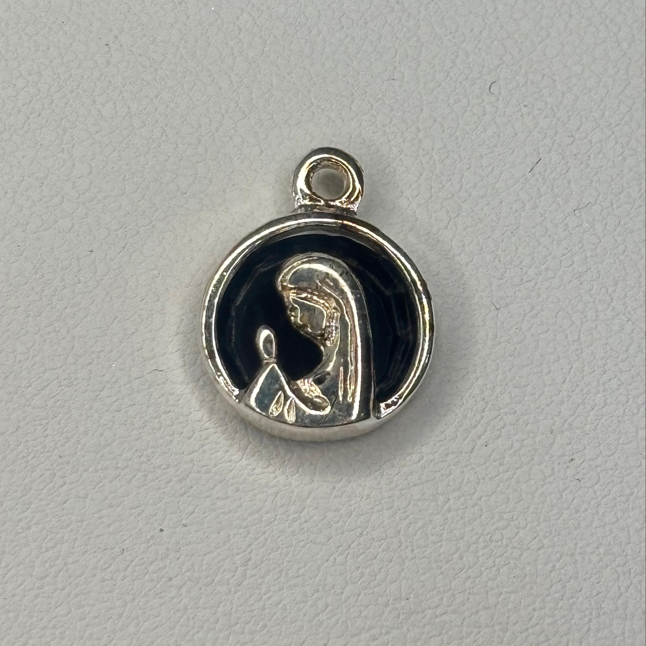 Colgante  Virgen niña fondo negro pequeña - Bañado en plata