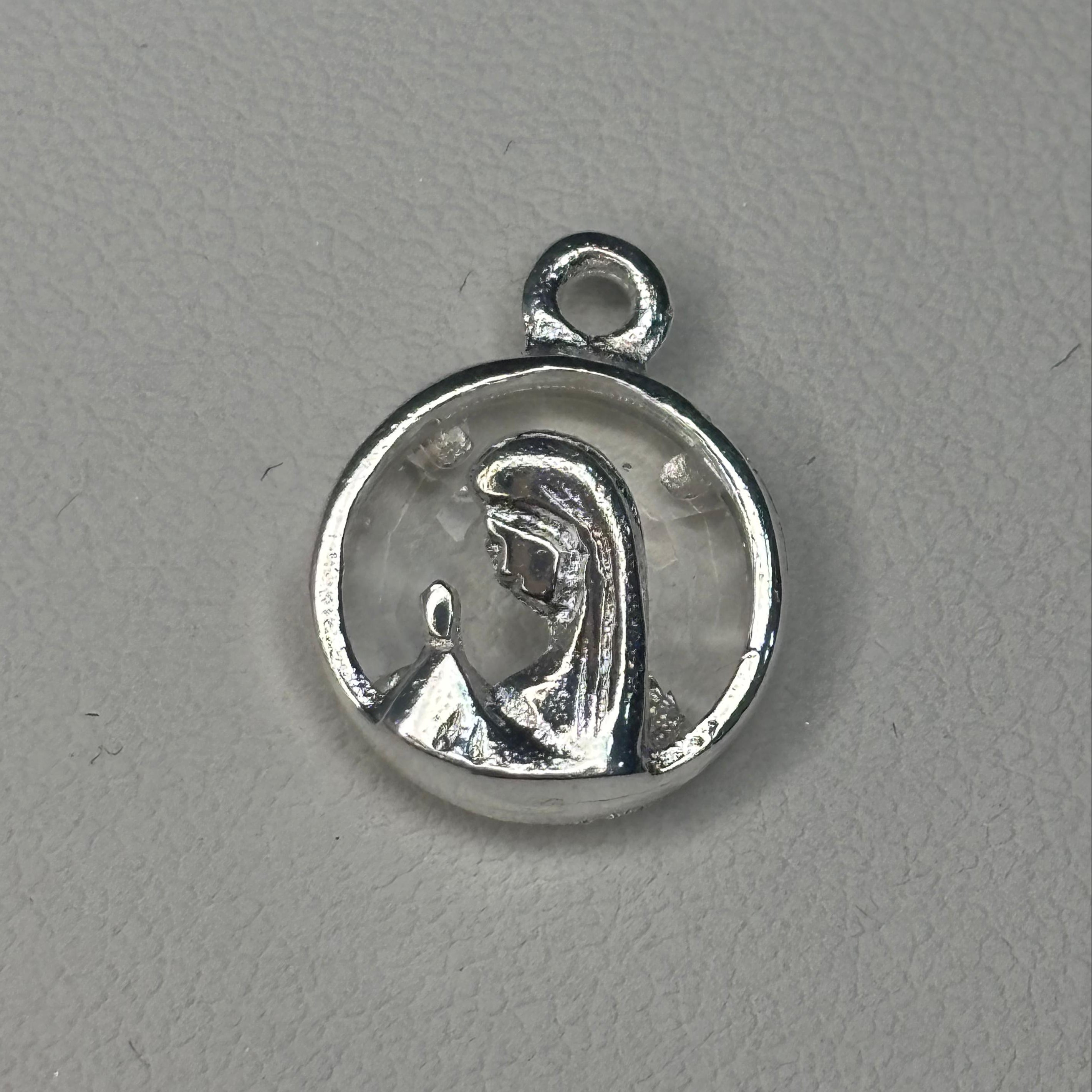 Colgante Virgen niña fondo trasparente pequeña - Bañado en plata