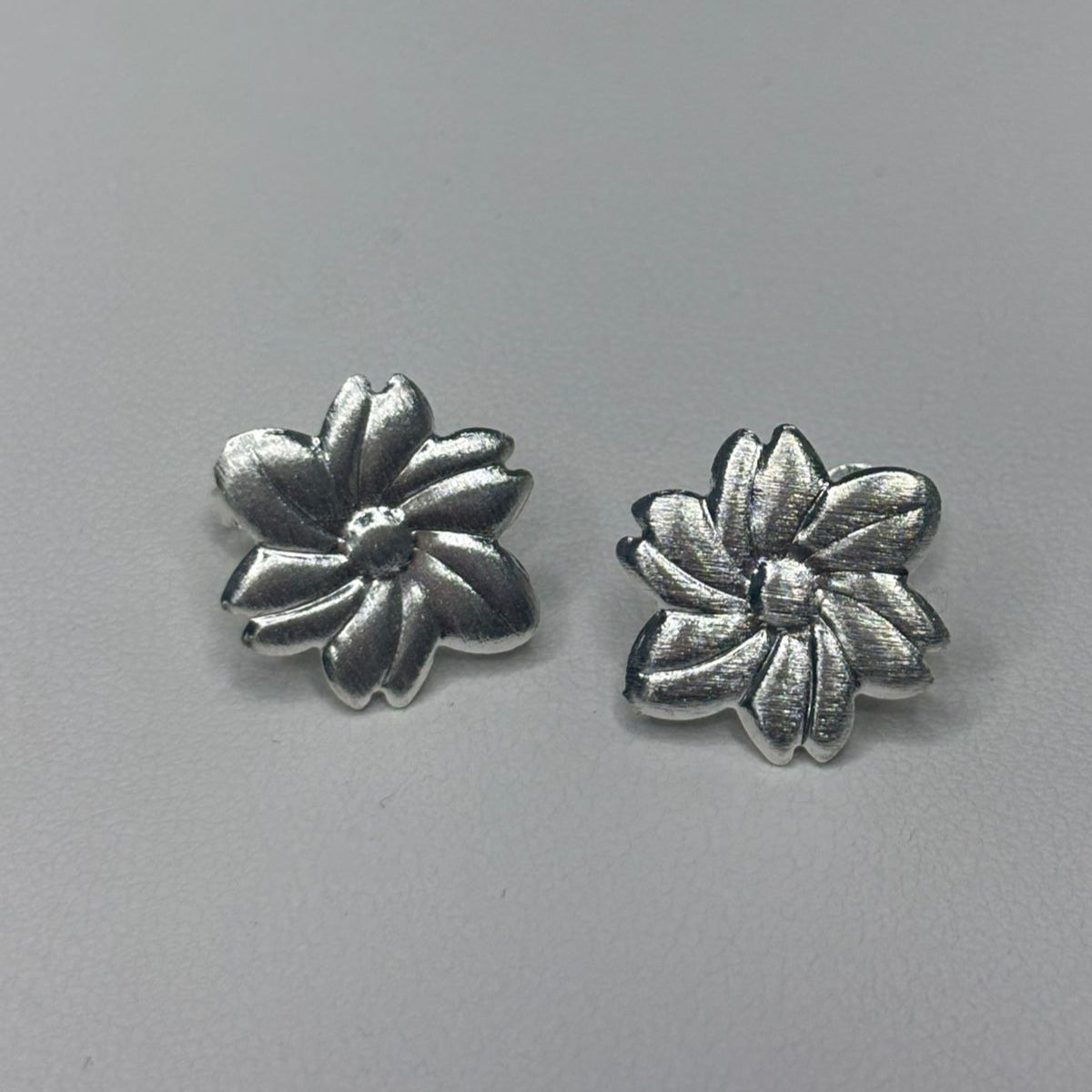 Base de Aro Flor Tamara con argolla - Bañada en plata