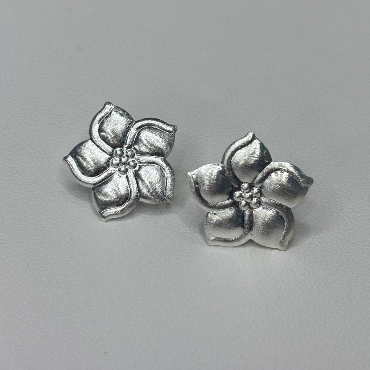 Base de Aro Flor Lorna con argolla - Bañada en plata