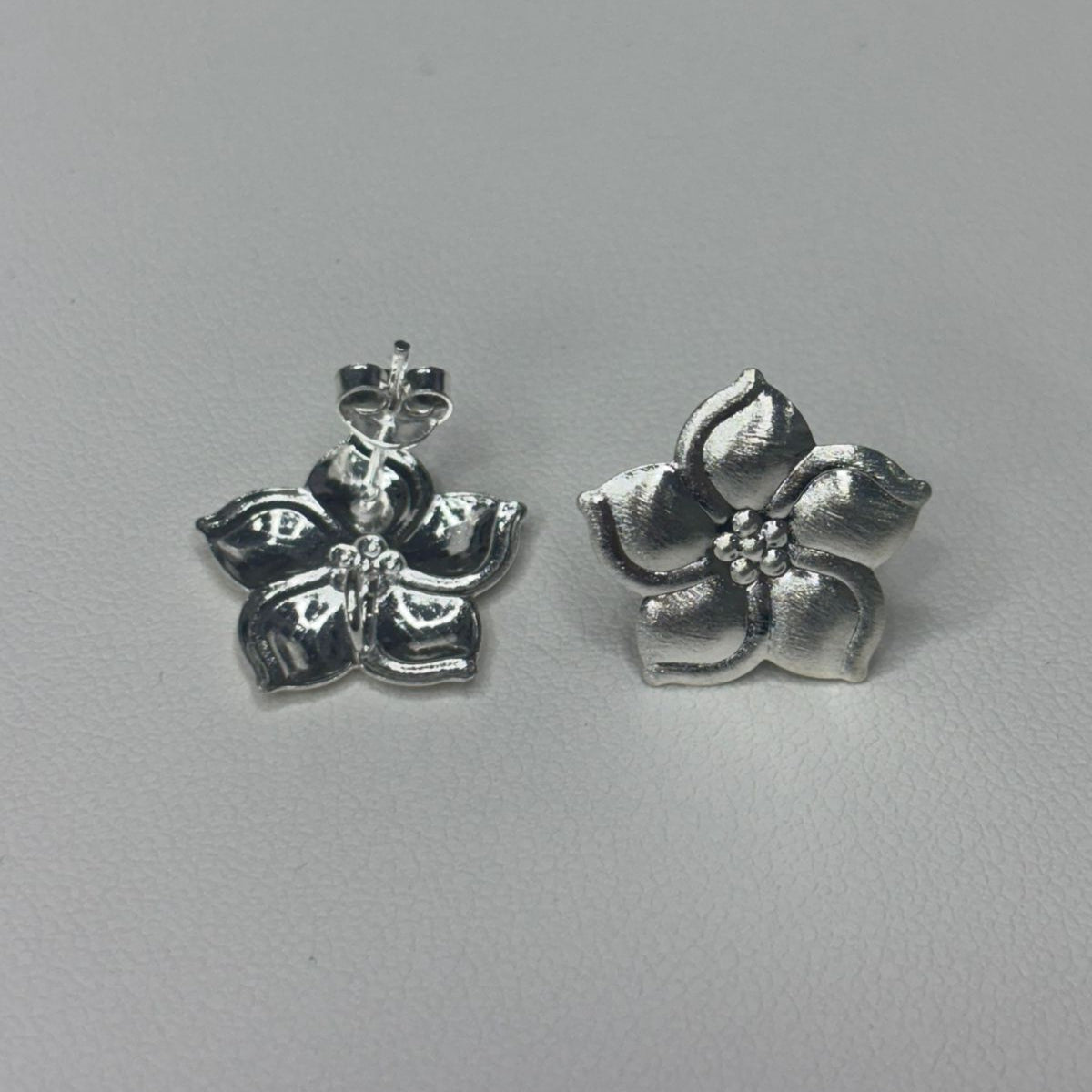 Base de Aro Flor Lorna con argolla - Bañada en plata