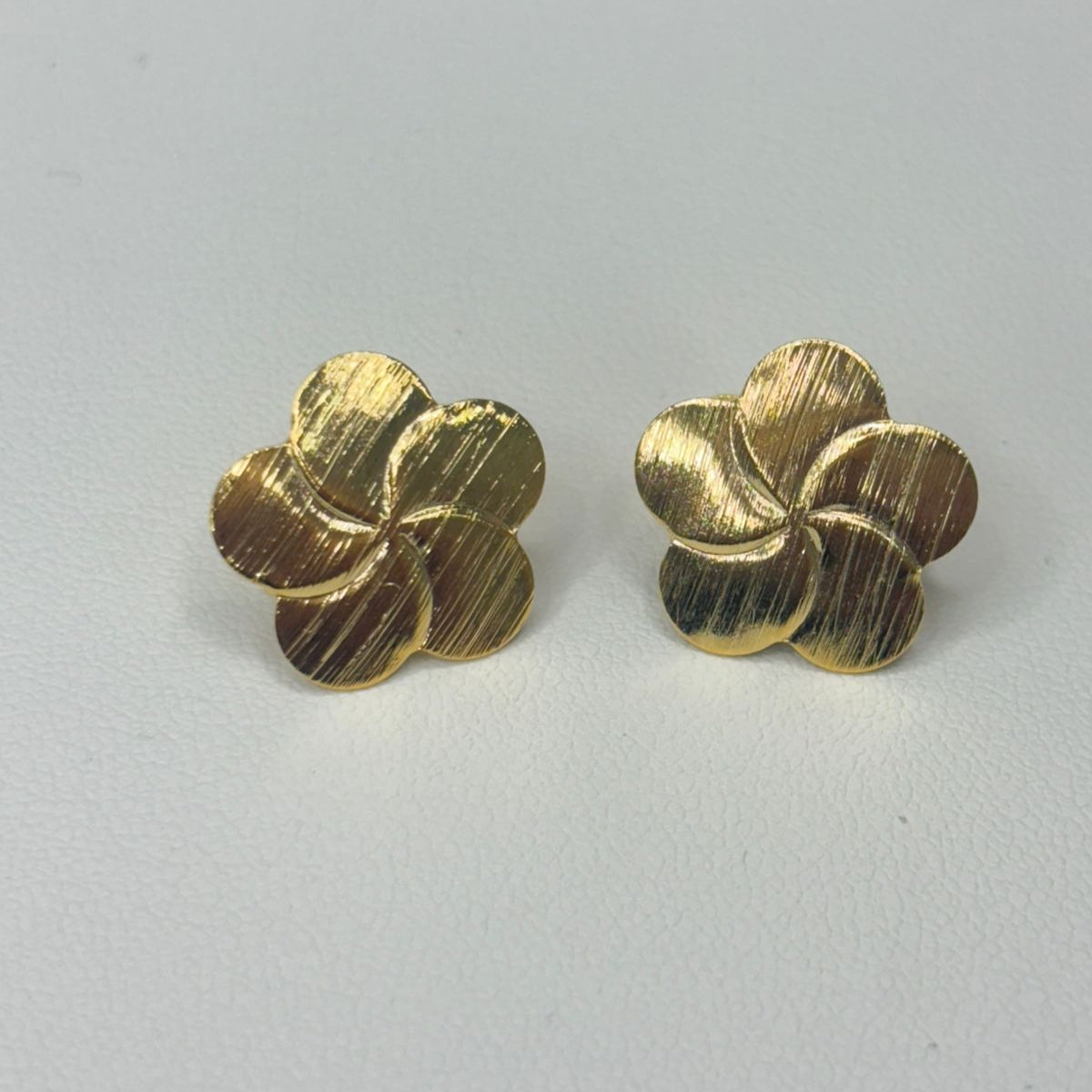 Base de Aro flor Sophia con argolla - Bañada en oro