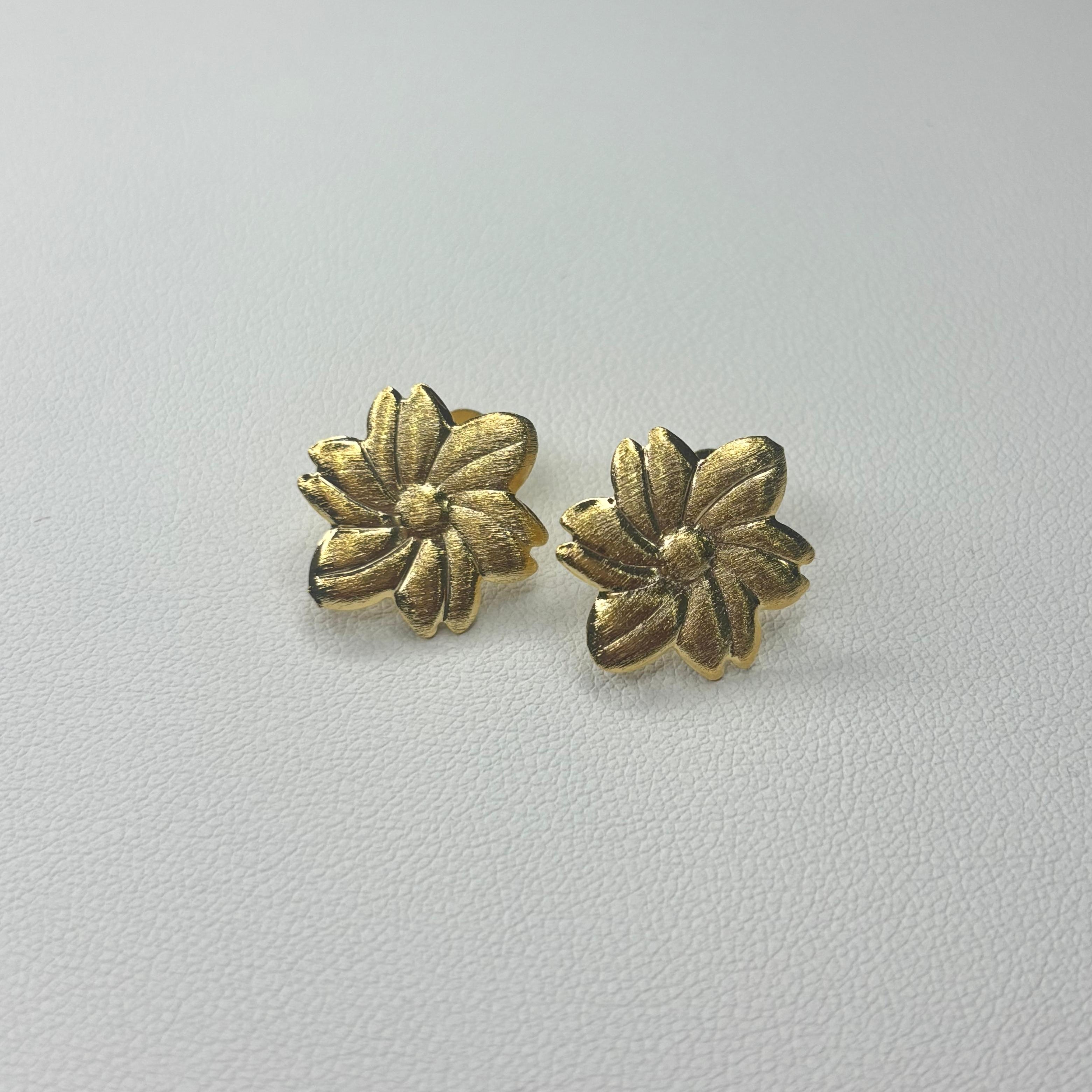 Base de Aro Flor Tamara con argolla - Bañada en oro