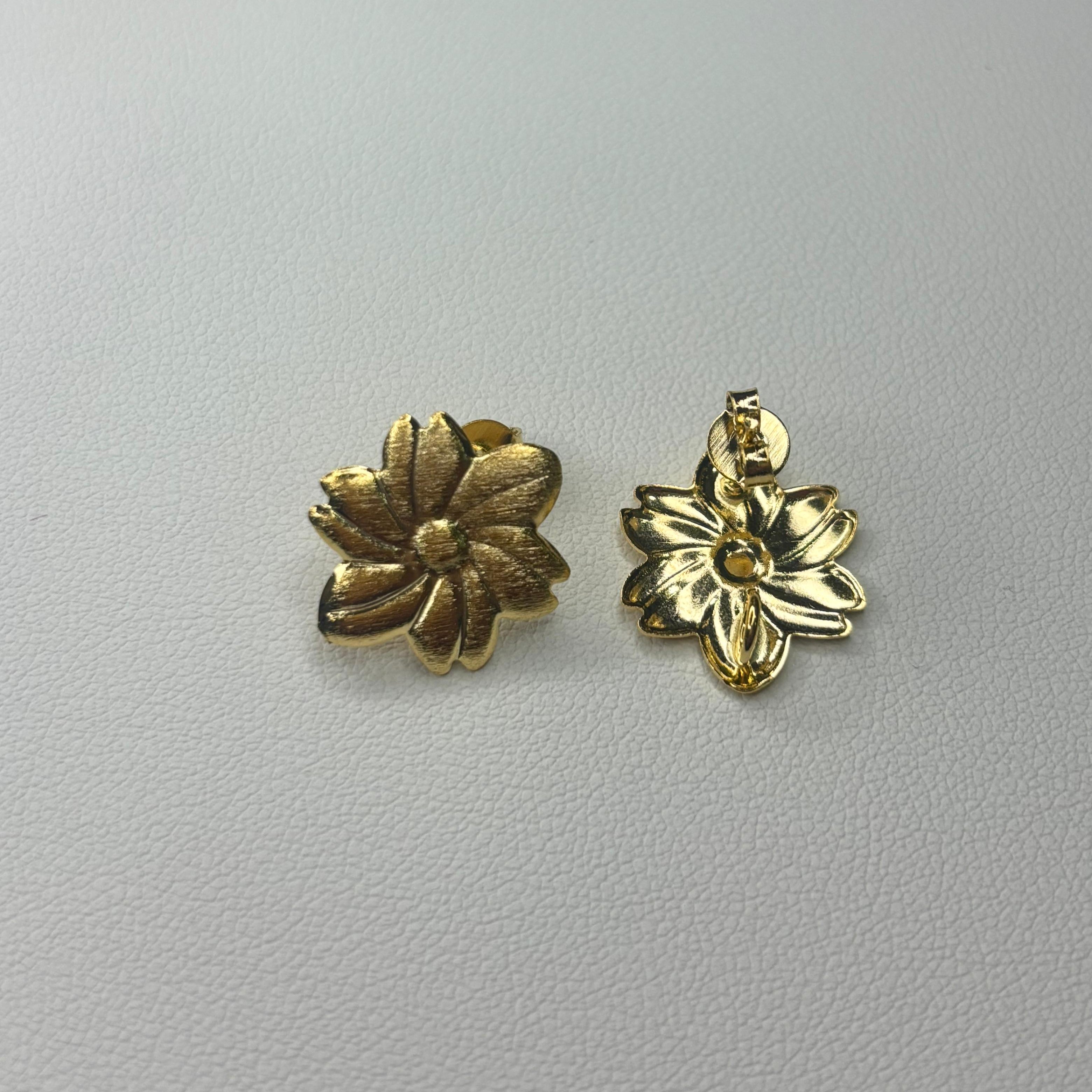 Base de Aro Flor Tamara con argolla - Bañada en oro