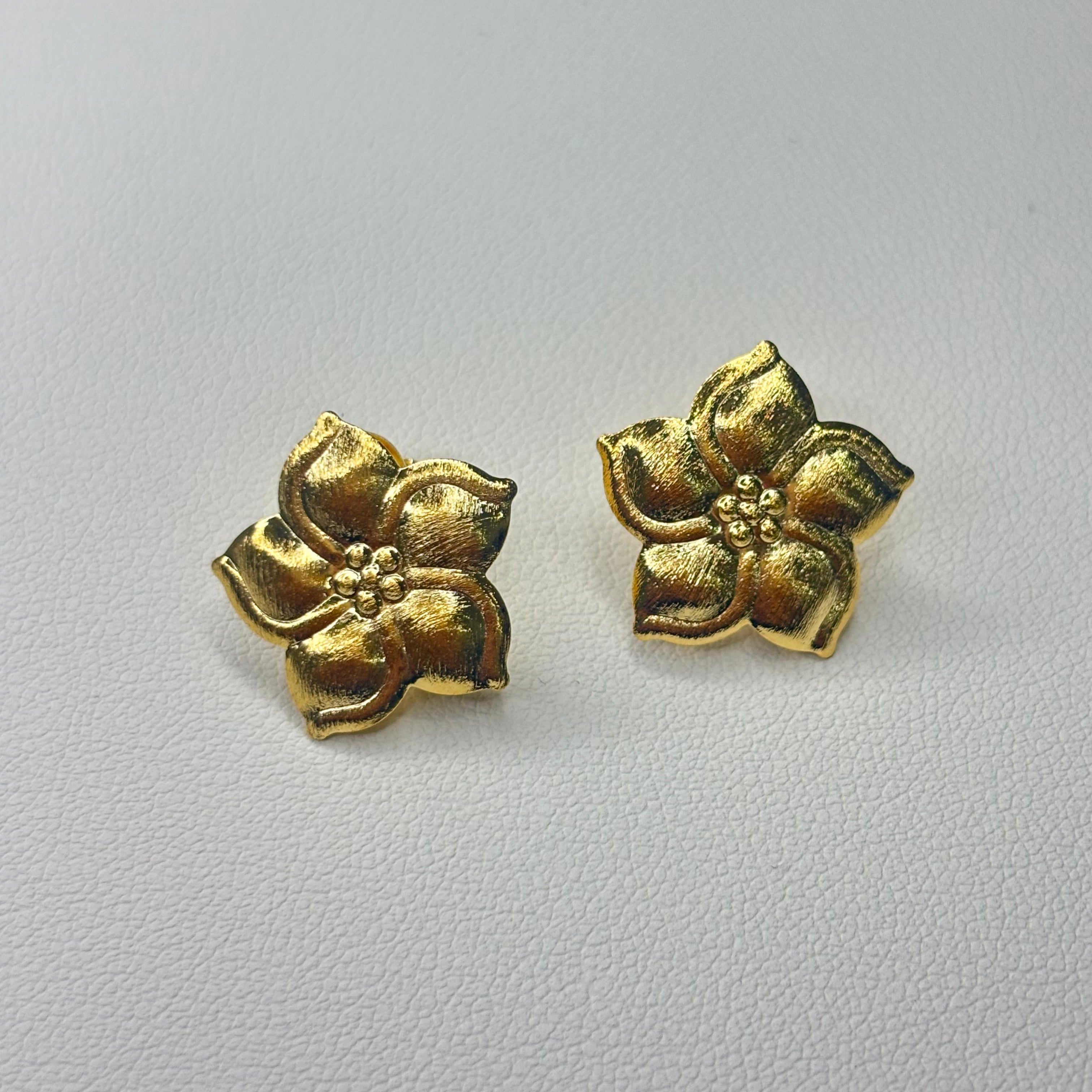 Base de Aro Flor Lorna con argolla - Bañada en oro