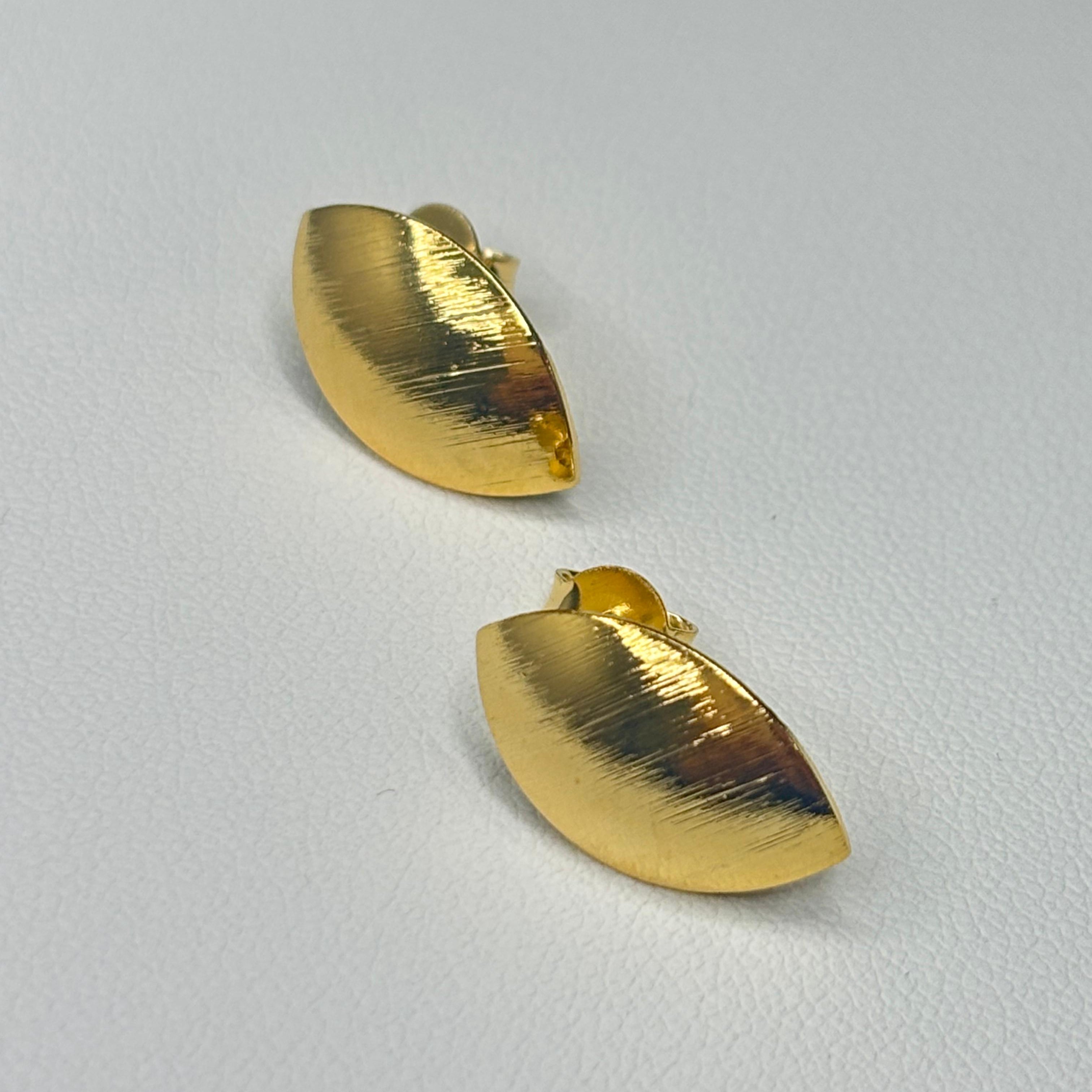 Base de Aro Ovalada Curva con Argolla - Bañada en oro