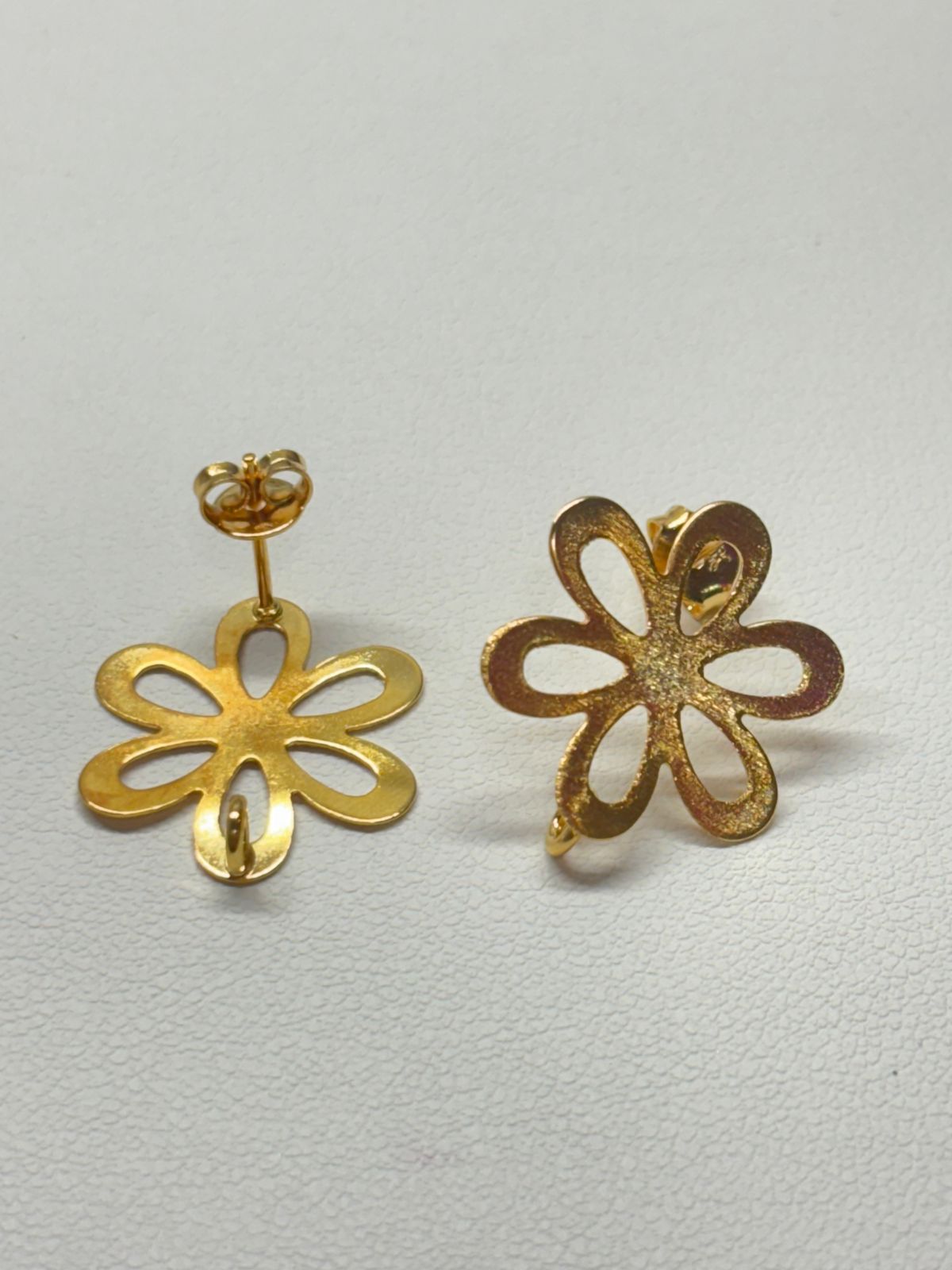 Base de Aro Flor Alicia con argolla - Bañada en oro