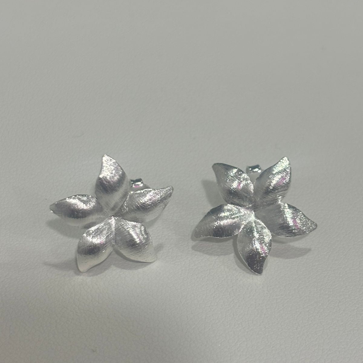 Base de Aro Flor Marta con argolla - Bañada en plata