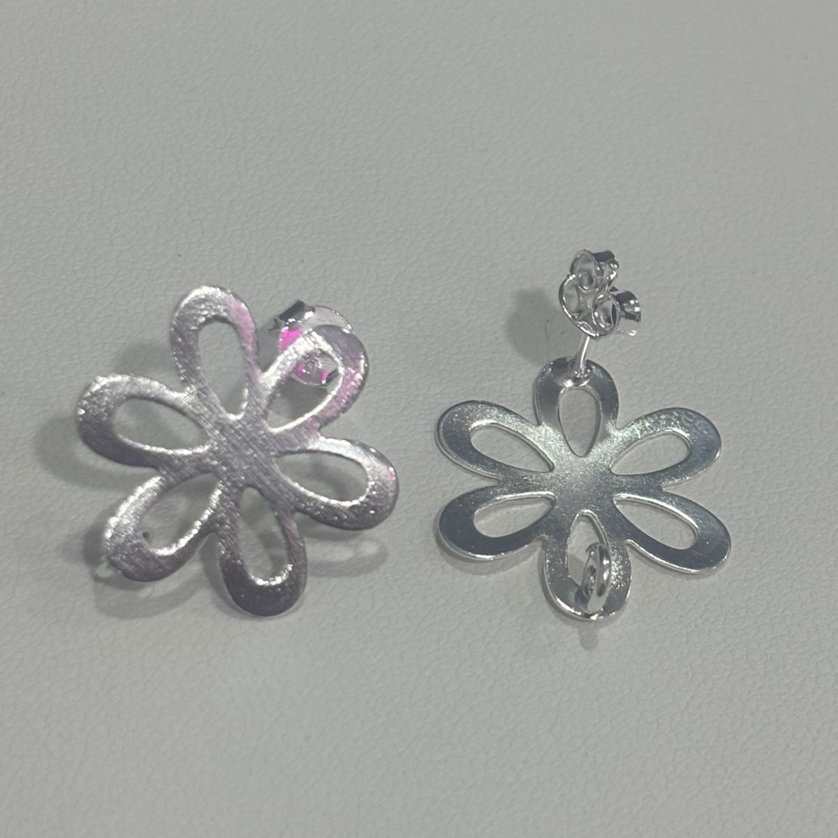 Base de Aro Flor Alicia con argolla - Bañada en plata