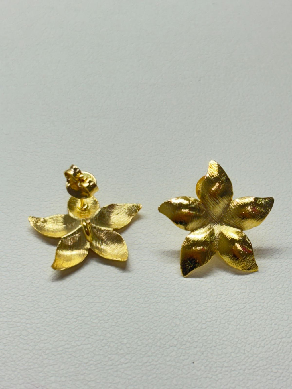 Base de Aro Flor Marta con argolla - Bañada en oro